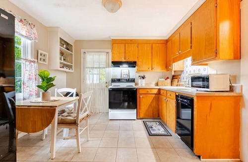 Cayce Cottage | 2 Weeks to Monthly- Comfy 2-bedroom cottage peacefully nestled in fabulous Cayce
