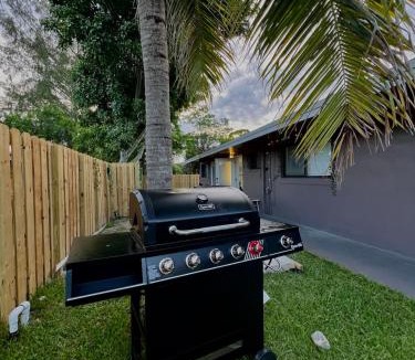 Central Fort Lauderdale Apartment | 20 OFF Golden Hour BBQ 10 MIN Beach Airport FL