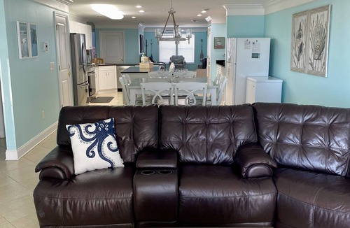 Crescent Beach Villa | 2000sq ft Ocean View Villa 401 ,steps to the beach, small pool hot tub 4 king bd