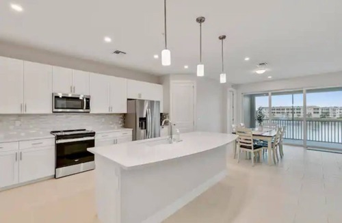 Naples House | 2023 Luxurious Lakeside Oasis