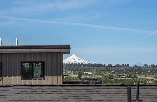 Bend House | 24-hr staff ~ Group friendly ~ close to nature + downtown ~ wifi ~ W/D ~ Bend