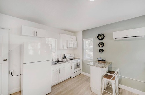 Tropic Apartment | 2538 Chic Studio Near Art District