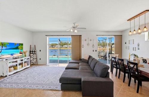 Sunset Lakes House | 2989 - Flamingo Farmhouse