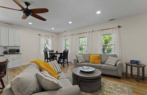 Savannah Victorian District House | 2bd/2ba Townhome * Renovated * 30+ day stay