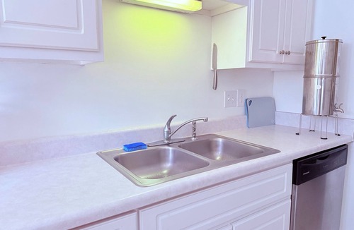 Huntcliff House | 2bed/2bath Townhome with Fenced Yard, Pet Friendly and Adjustable Bed