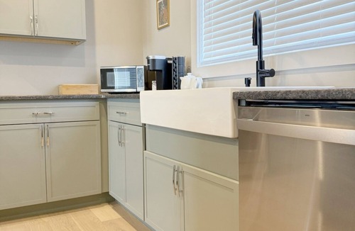 Easley House | 2BR 2.5 Downtown Oasis Full Kitchen, Pet Friendly, Close to Silos Food Hall