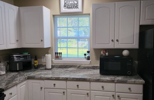 Hinesville House | 2BR/2BA Home Near Fort Stewart, Close to Dining & Shopping