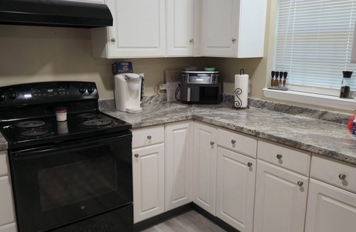 Hinesville House | 2BR/2BA Home Near Fort Stewart, Close to Dining & Shopping