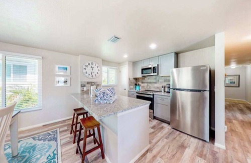 Anna Maria Condo | 2nd-floor condo across the street from the beach with heated pool, balcony, WD