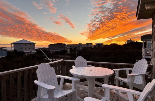 Emerald Isle House | 2ND ROW. See/Hear the Ocean, 1 Min to Surf. Well-Appointed.