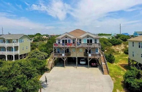 Emerald Isle House | 2ND ROW. See/Hear the Ocean, 1 Min to Surf. Well-Appointed.
