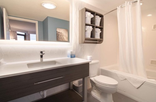 Myrtle Beach Hotel | 3 Balcony Suite by the Beach l Access to Pool Complex & Coastal Dining