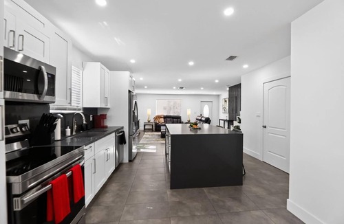 Hollywood House | 3-BDR Guitar House, Walk to Casino, located close to EVERYTHING