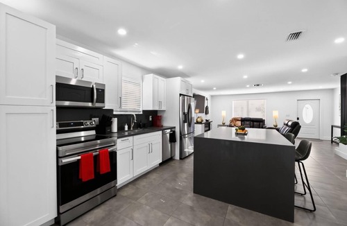 Hollywood House | 3-BDR Guitar House, Walk to Casino, located close to EVERYTHING