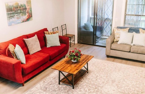 Athens Apartment | 3-Bed Athens Getaway right near UGA with Pool and Parking and SmartTV