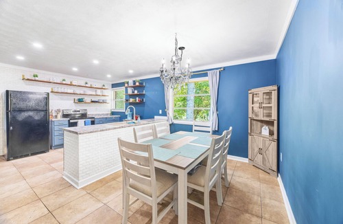 Seneca House | 3 bedroom 2 bath home located minutes from Keowee Mariana, shopping and Clemson