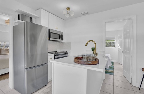Vero Beach House | 3-bedroom-2 Full Bath Beach House mnts to Central Beach & downtown