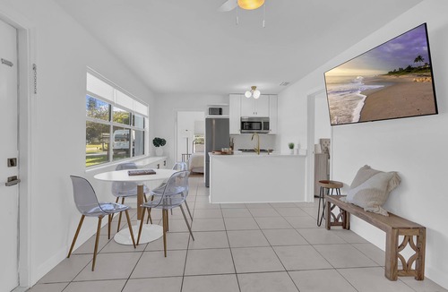 Vero Beach House | 3-bedroom-2 Full Bath Beach House mnts to Central Beach & downtown