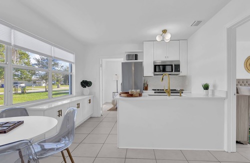 Vero Beach House | 3-bedroom-2 Full Bath Beach House mnts to Central Beach & downtown