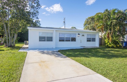 Vero Beach House | 3-bedroom-2 Full Bath Beach House mnts to Central Beach & downtown