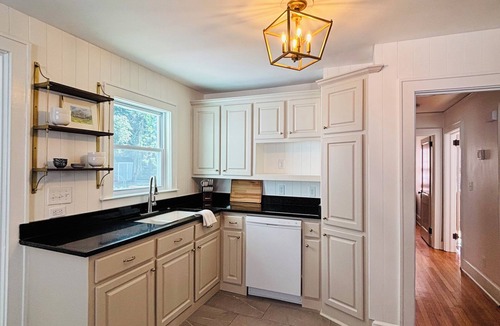 Greenville House | 3-bedroom - 2 mi to DT Greenville - fenced yard