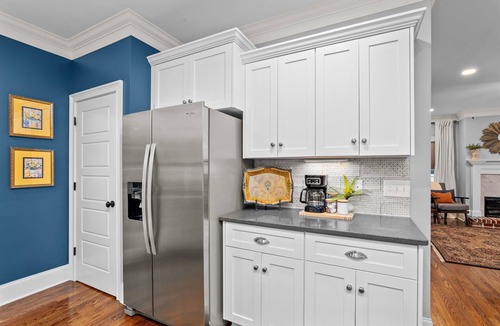 Summerville House | 3 bedroom 3 bathroom home in Augusta. The sleeping arrangements at this property are 3 queen beds, and a fold out chair.