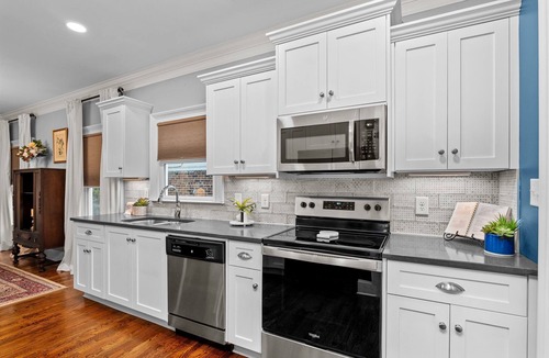 Summerville House | 3 bedroom 3 bathroom home in Augusta. The sleeping arrangements at this property are 3 queen beds, and a fold out chair.