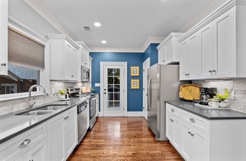 Summerville House | 3 bedroom 3 bathroom home in Augusta. The sleeping arrangements at this property are 3 queen beds, and a fold out chair.
