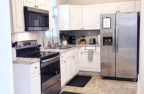 Midtown Apartment | 3-bedroom apartment in charming Savannah with AC