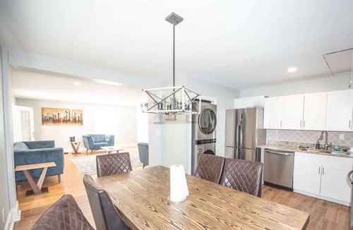 Gainesville House | 3 bedroom home 10min DTown Gainesville 11 BEDS