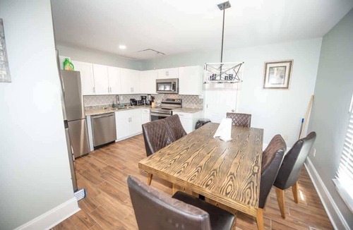 Gainesville House | 3 bedroom home 10min DTown Gainesville 11 BEDS