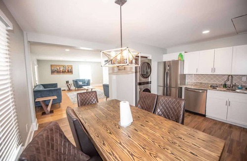 Gainesville House | 3 bedroom home 10min DTown Gainesville 11 BEDS