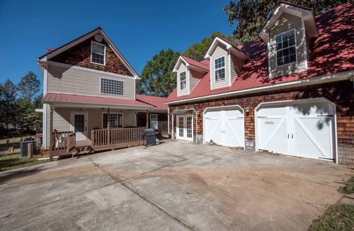Gainesville House | 3 bedroom home 10min DTown Gainesville 11 BEDS
