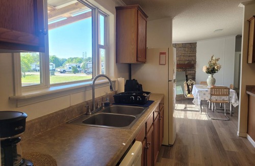 Northside House | 3 Bedroom Home with RV Hookup and Fishing Lake - Manufactured Home - NON-SMOKING