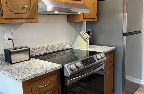 Martinez House | 3-bedroom house in lovely Martinez with cool AC and charm: Master’s Ready!
