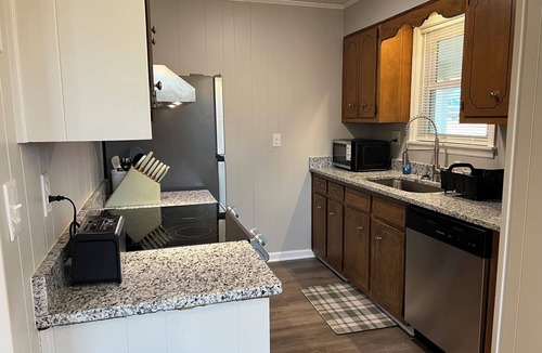 Martinez House | 3-bedroom house in lovely Martinez with cool AC and charm: Master’s Ready!