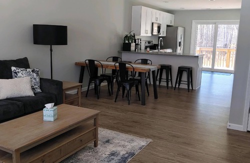 Taylors House | 3-bedroom townhome in tranquil Taylors with cool AC
