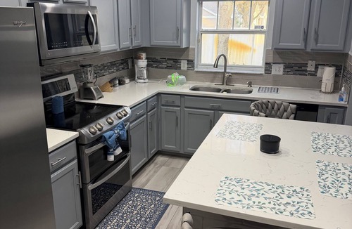 Lakeside Estates House | 3 bedrooms 2.5 bathrooms Luxury Family Retreat Minutes to Parks & Airport