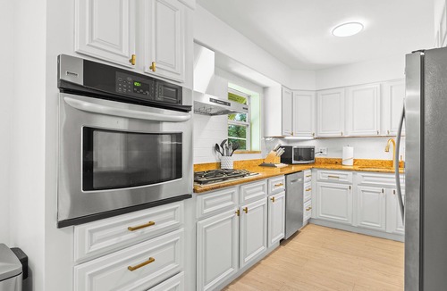 Rock Ridge House | 3-bedrooms-2 Full Baths, Private backyard, mnts to Central Beach & downtown