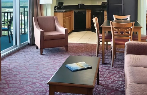 Myrtle Beach Hotel | 3 Coastal Units | Pool Retreat | 2.7 mi to WonderWorks Myrtle Beach