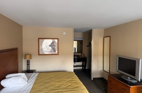 Harriman Hotel | 3 Group-Friendly Rooms Near I-40 w/Free Parking & Breakfast, Pets Allowed