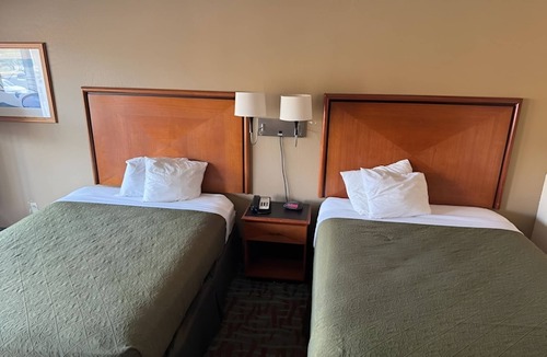 Harriman Hotel | 3 Group-Friendly Rooms Near I-40 w/Free Parking & Breakfast, Pets Allowed