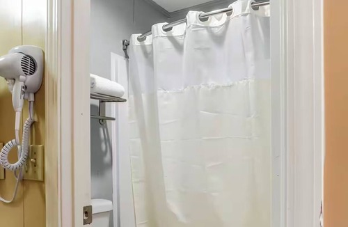 Ridgeland Hotel | 3 King Rooms w/ Free Parking Perfect for Road Trips in Ridgeland