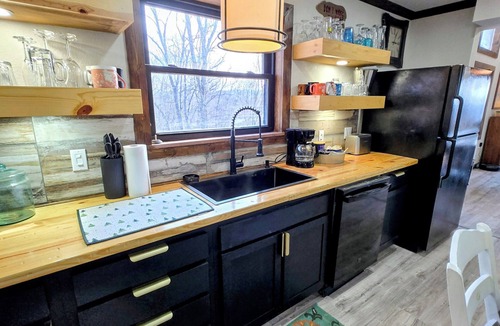 Seymour Cabin | 3 King Suites · Mountain Views · Golden-Hour Deck