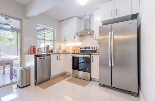 Poinciana Park Villa | 3-Min to beach! King bed I BBQ I Firepit & Pool