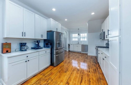 New Bern House | 3 Mins to DT | Pickleball | Hot Tub | Game Room