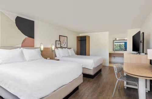 Hilton Head Island Hotel | 3 Modern Beachside Comfort | Fitness Center & Pool | Near Coligny Plaza