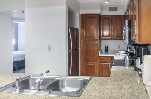 Kissimmee Hotel | 3 Relaxing 2BR King & Twin Suite Full Kitchen Near Theme Parks Orlando Area