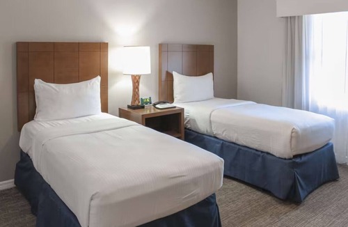 Kissimmee Hotel | 3 Relaxing 2BR King & Twin Suite Full Kitchen Near Theme Parks Orlando Area