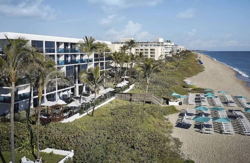 Palm Beach House | 3 Relaxing Units! Beachfront Accommodation | FREE Parking + Onsite Pool